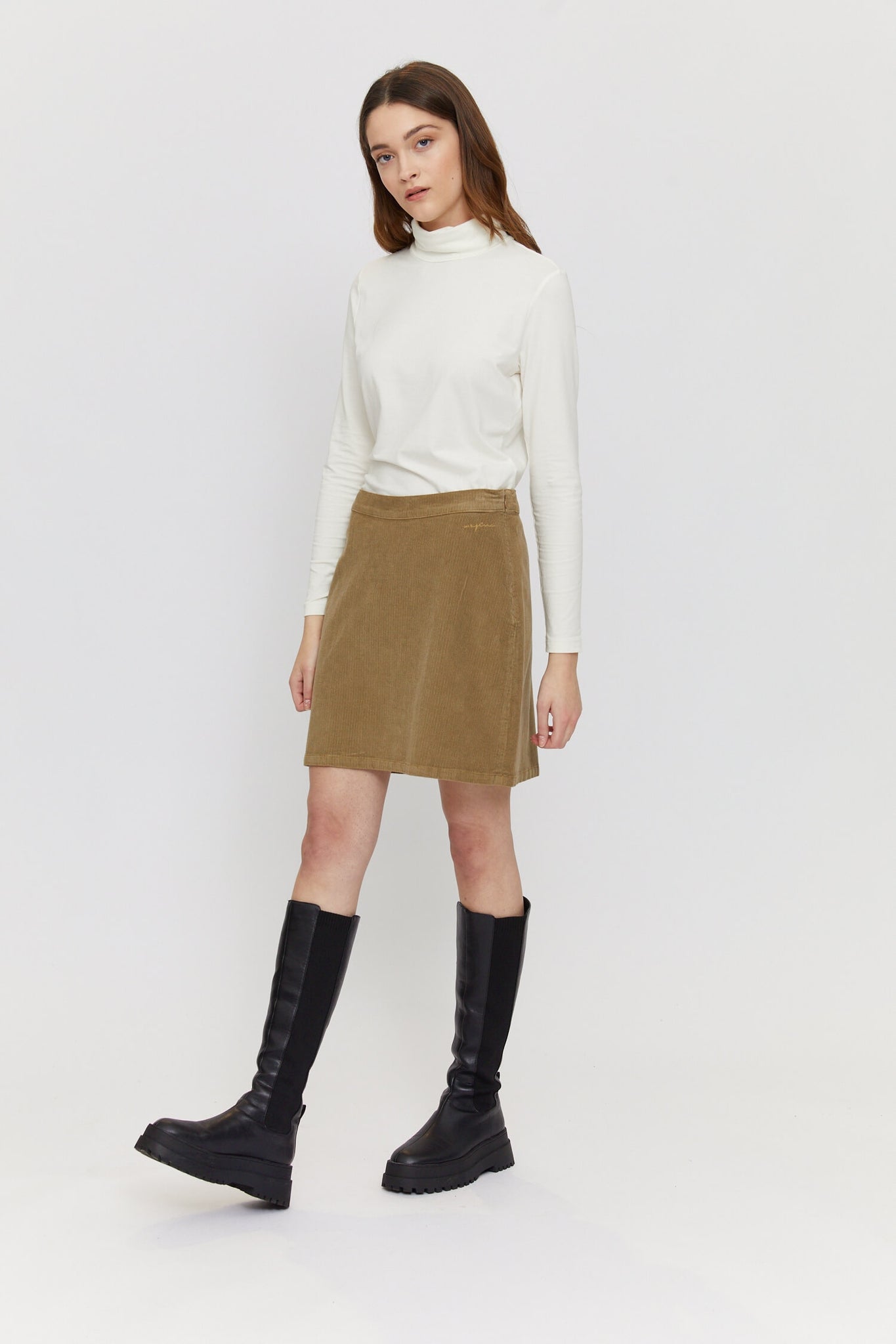 https://cdn02.plentymarkets.com/ofpamy53izyh/item/images/336275/full/23334150-noda-skirt-clay-02.jpg