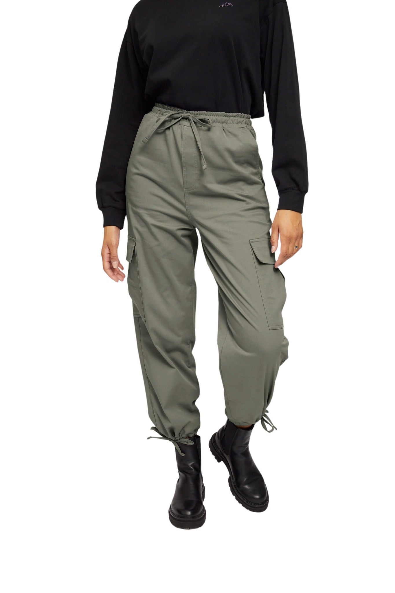 https://cdn02.plentymarkets.com/ofpamy53izyh/item/images/336190/full/23336260-coria-cargo-pants-bottle-07.jpg