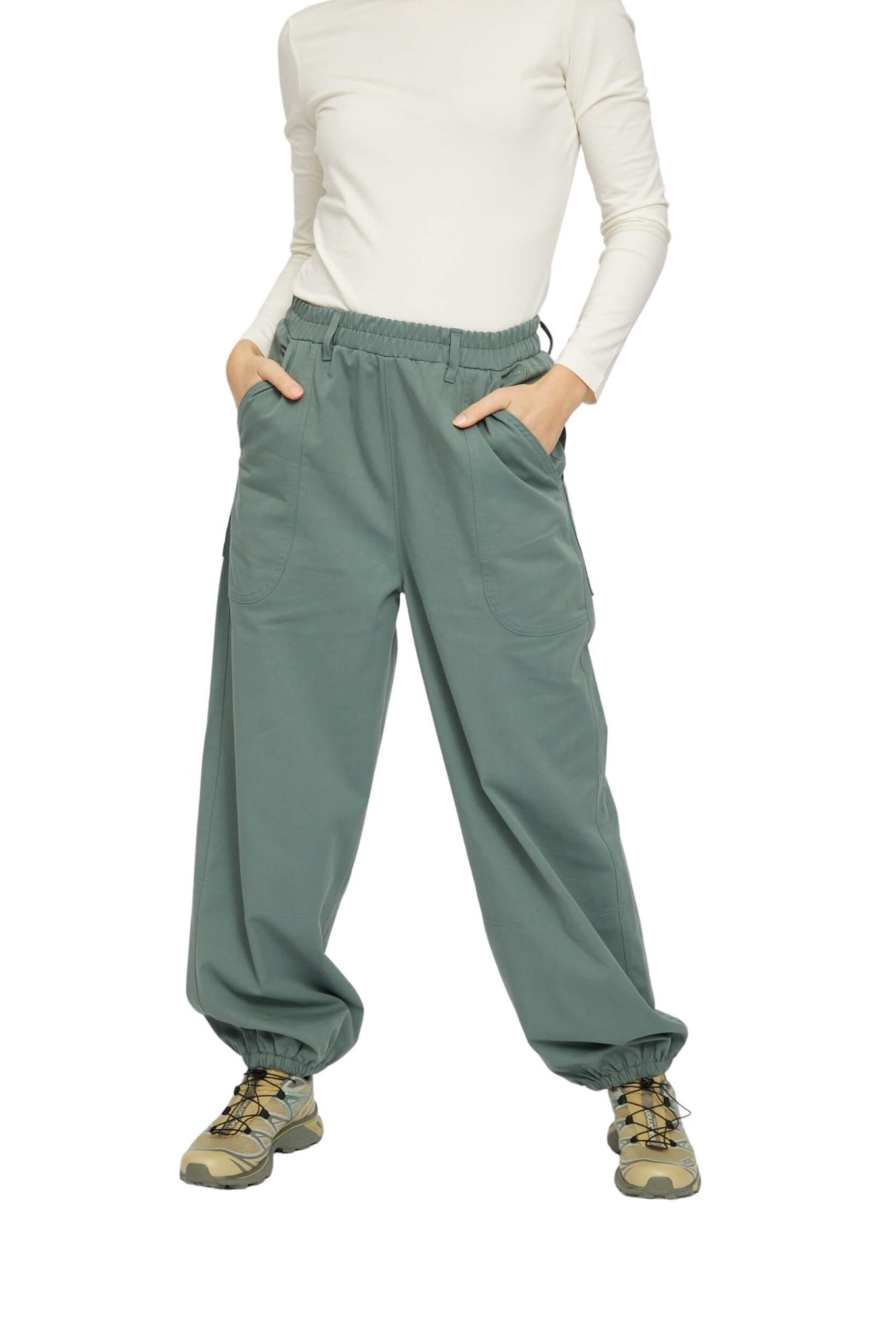 https://cdn02.plentymarkets.com/ofpamy53izyh/item/images/336192/full/23336270-kalis-pants-pale-ocean-06.jpg