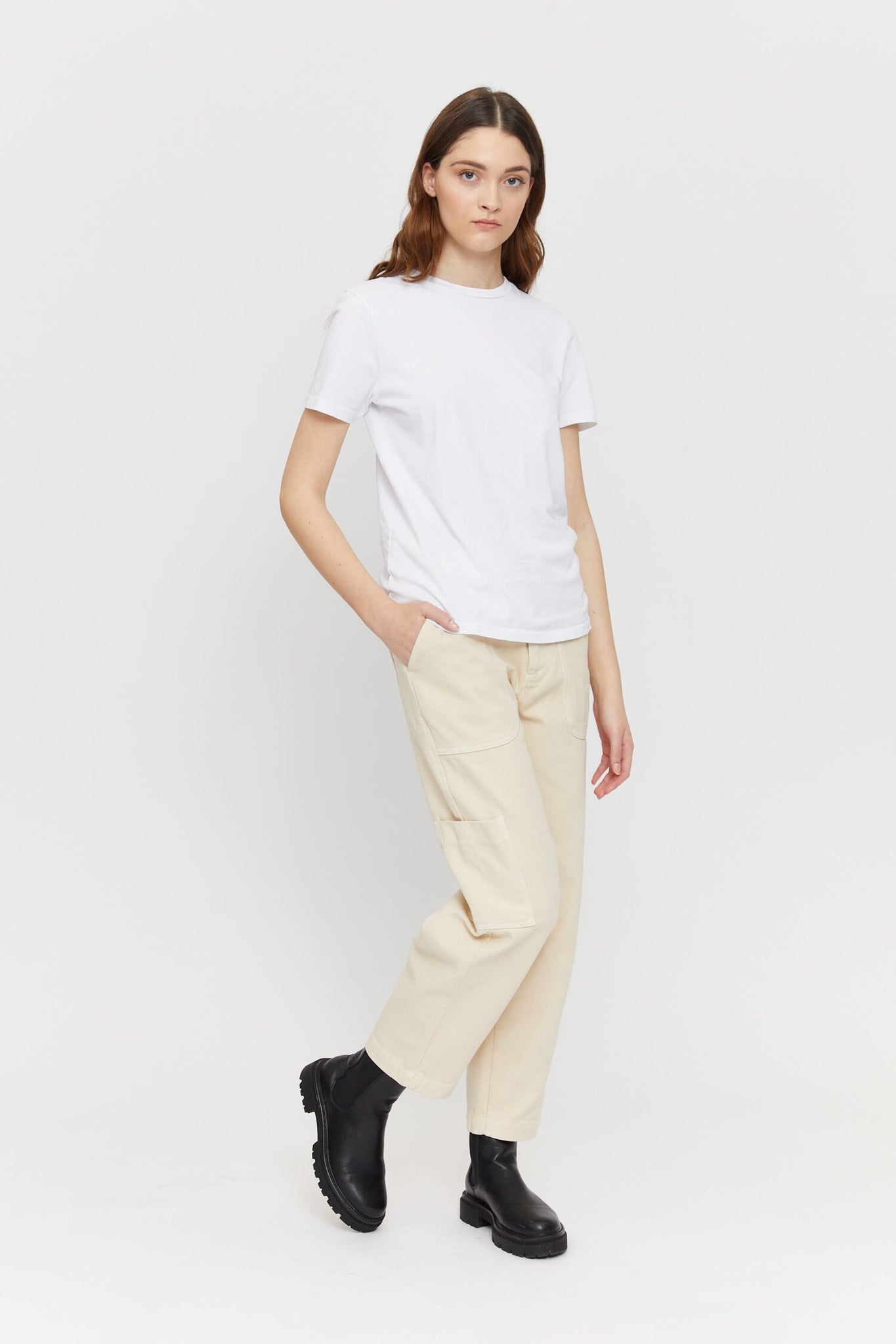https://cdn02.plentymarkets.com/ofpamy53izyh/item/images/336195/full/23336290-jala-pants-offwhite-06.jpg