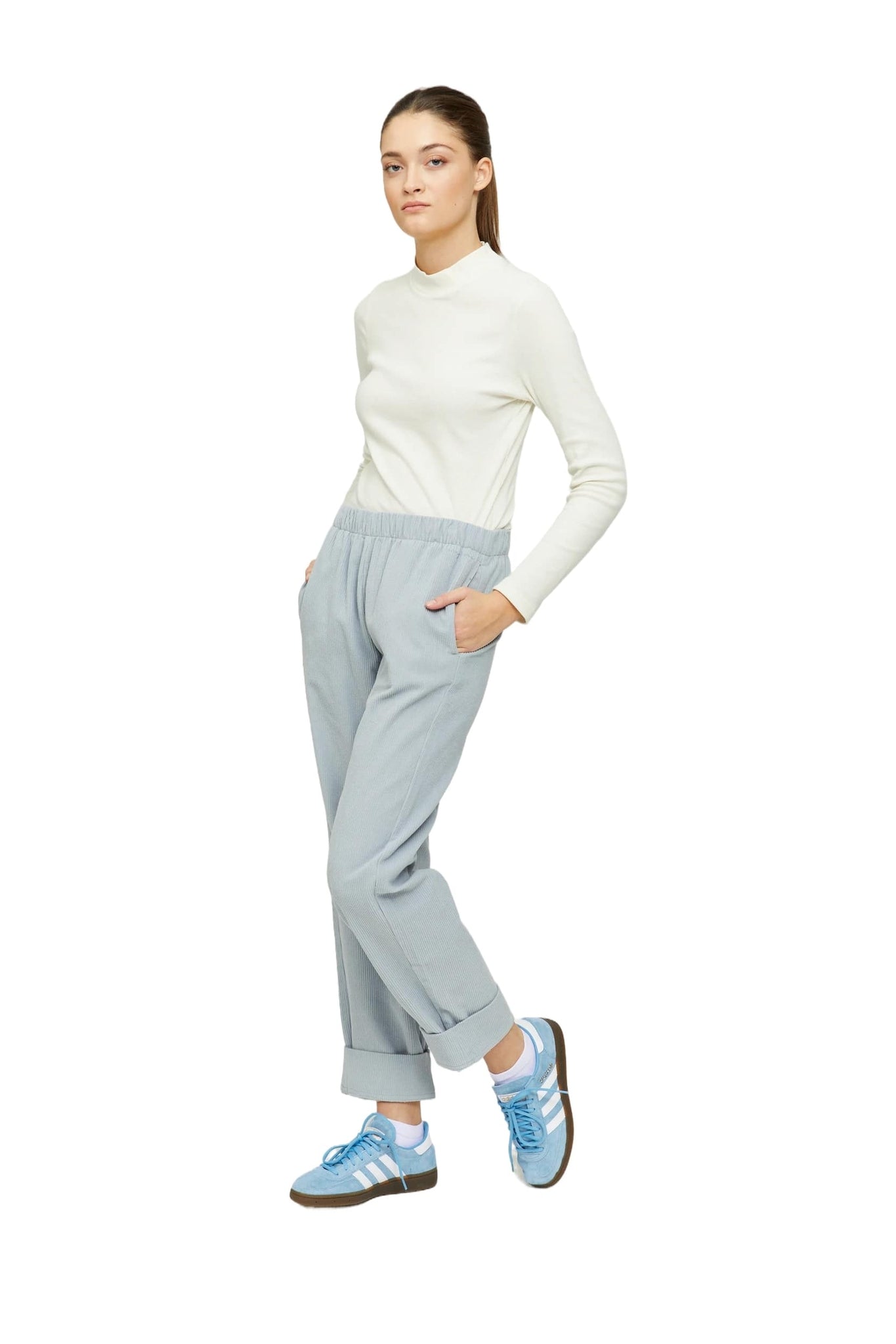 https://cdn02.plentymarkets.com/ofpamy53izyh/item/images/337007/full/24336280-yulara-pants-ice-blue-01.jpg