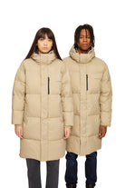 https://cdn02.plentymarkets.com/ofpamy53izyh/item/images/336250/full/23311438-moose-puffer-coat-unisex-sandy-olive-07.jpg