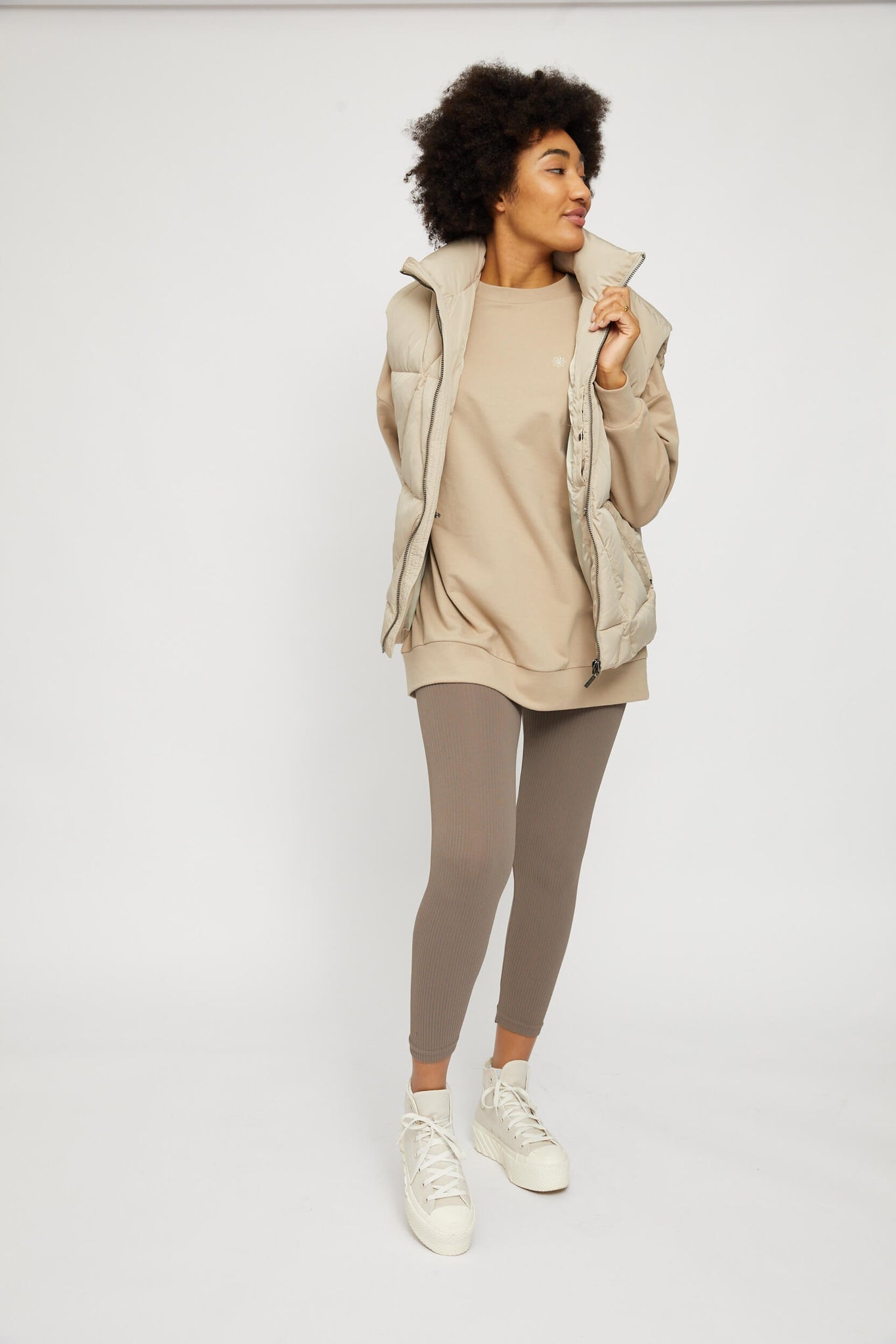 https://cdn02.plentymarkets.com/ofpamy53izyh/item/images/336253/full/23331505-hanska-vest-light-taupe-02.jpg